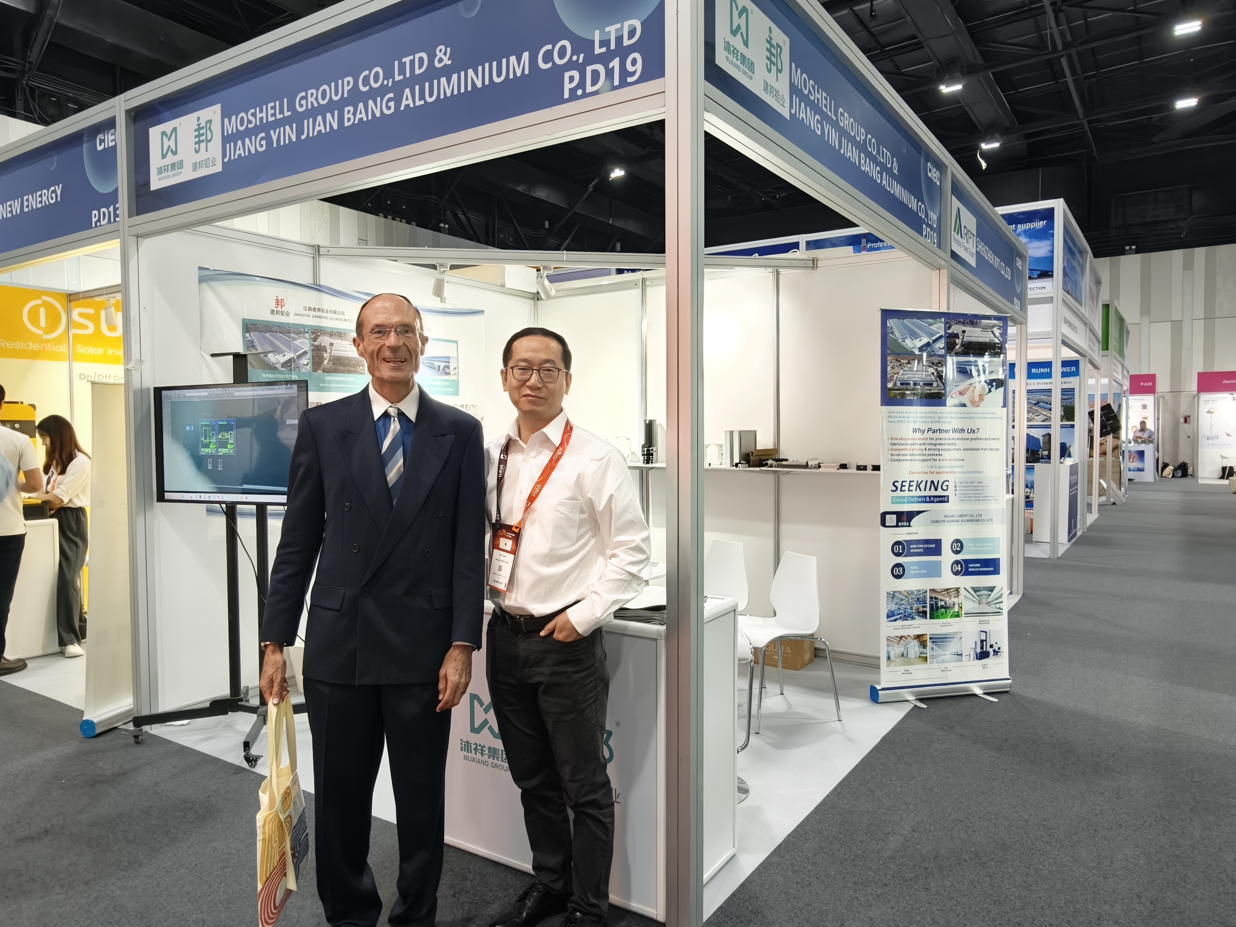 Muxiang Group presenta nuevos perfiles de aluminio que ahorran energía en la exposición de energía de Dubai